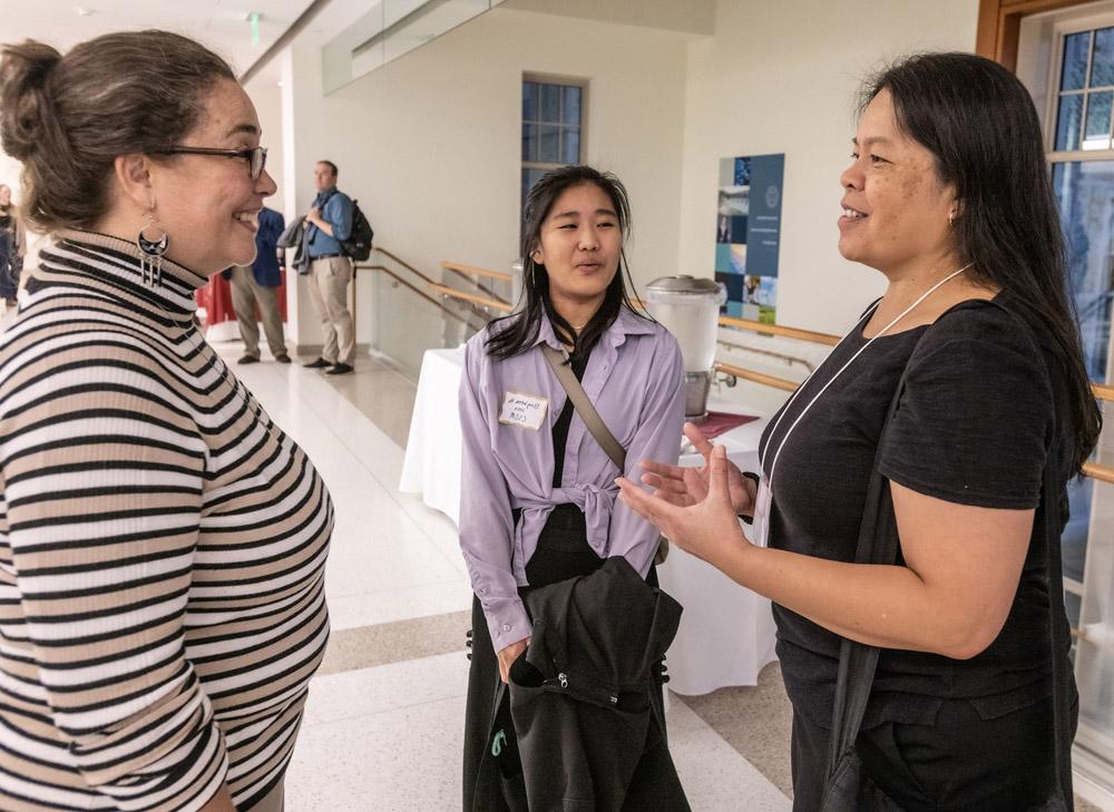 就业中心和席勒电子游戏正规平台所合作的报道. This reception and dinner is an  opportunity for alumni and faculty to meet some of BC's most promising students interested in climate change related careers and help prepare them for successful careers. Many of the student delegates attending the upcoming UN Climate Change Conference in Dubai will be in attendance, 以及其他正在崛起的气候变化领导人.
联系人有:Kayla Pelland (Kayla.pelland@ospifse.net)和吉姆·韦斯特(james West).西.1@ospifse.net)
左-右:Chantala Chanthasiri, â  96 of State Street; Brightna Hu'24 (CSOM), 和安娜·冈萨雷斯, 神学与事工学院学生, 2025届毕业生.