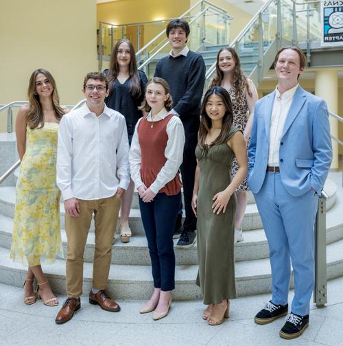 May 16, 2024 -- 电子游戏软件 2024 Fulbright Scholars, photographed in Higgins Hall. ​

(前排左至右)
​Charles “Chip” Ward, 尤妮斯汉姆, Frances "Grace" Hart, 特里斯坦Leitz则, Anna Davis
(后排左至右)
Catherine Brewer​, 格里芬巴​, Sophia Brady