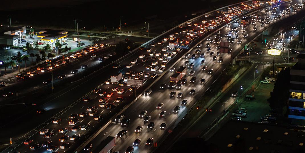 夜间城市道路上的交通